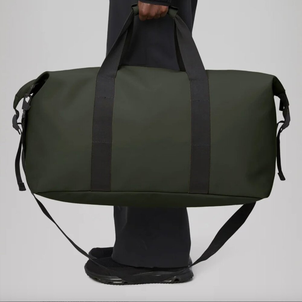 RAINS HILO WEEKEND BAG W3 in GREEN - ONE SIZE